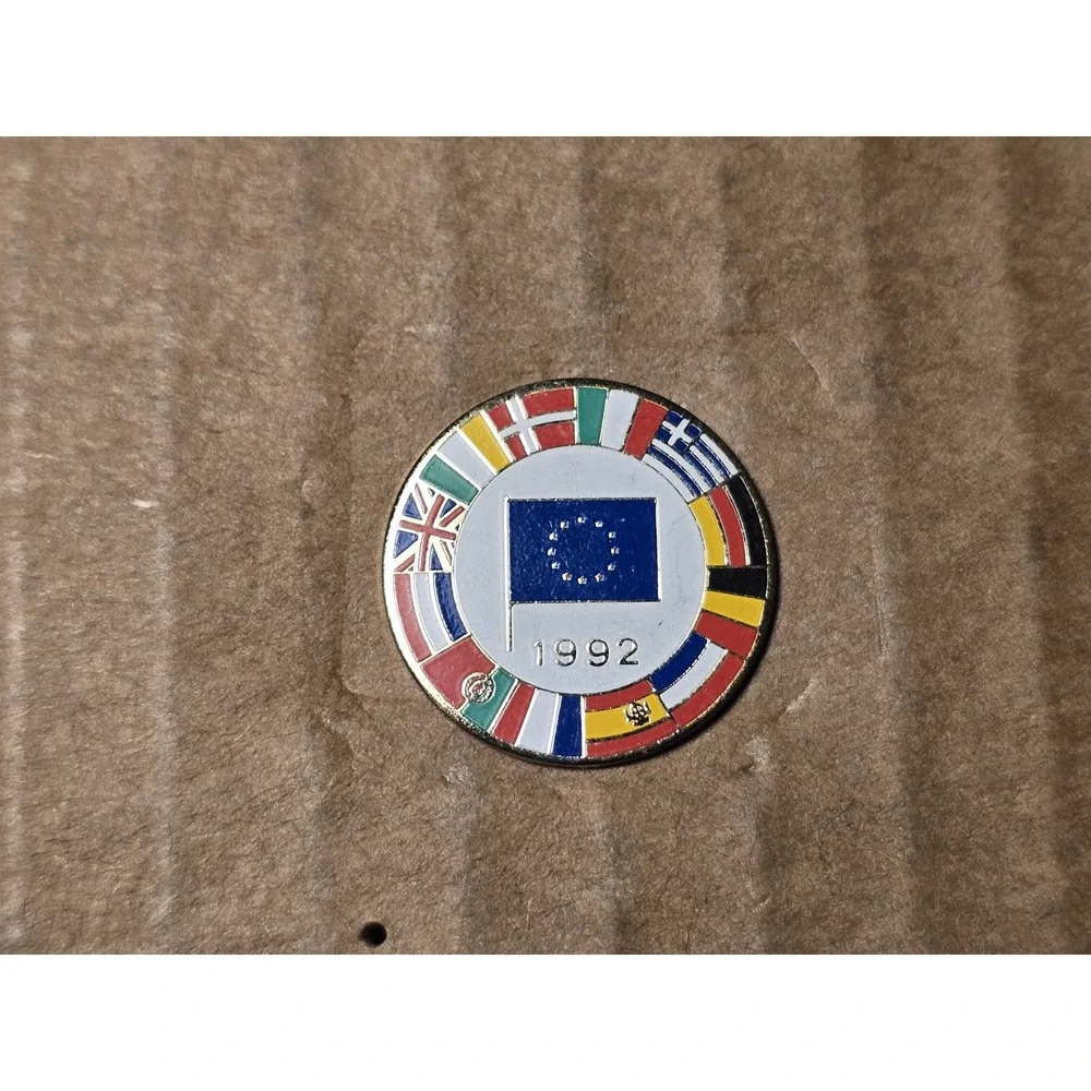Vintage 1992 European Union Treaty Member Nations Flag Commemorative Pin G18